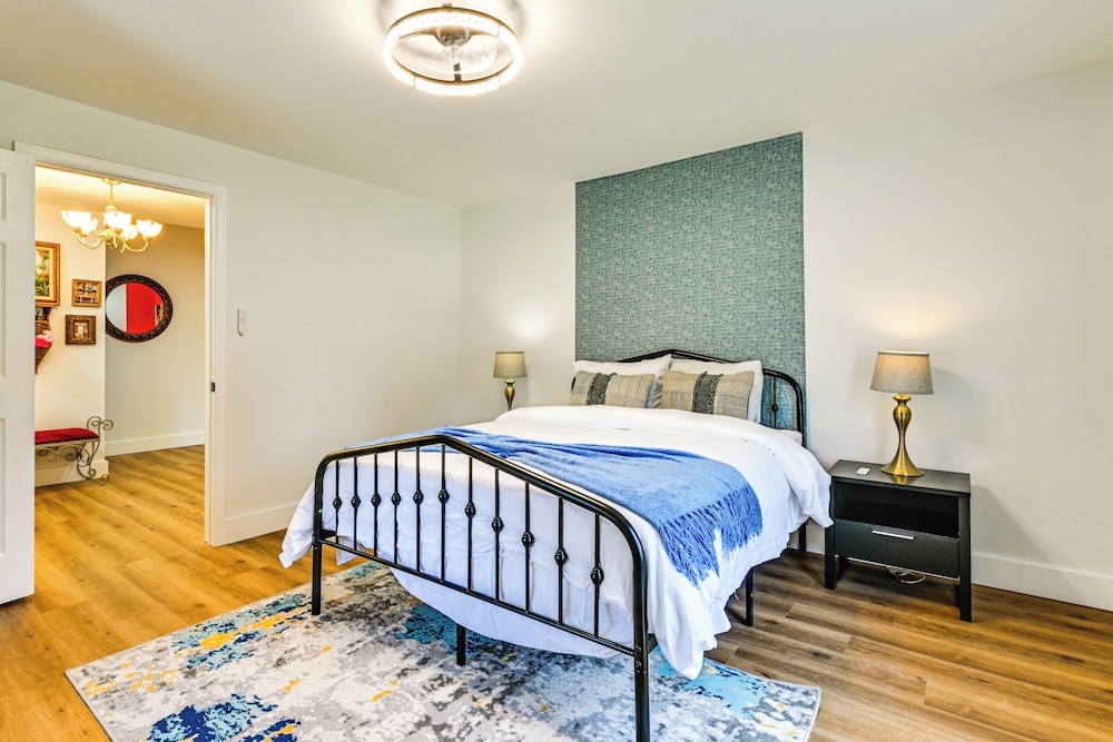 Weekend Getaway in Cornelius: Walk to Dining!
