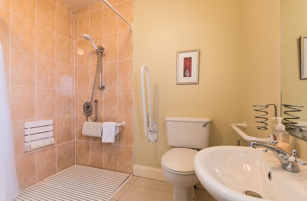 4 Bedroom pet Friendly Home With Pool Access