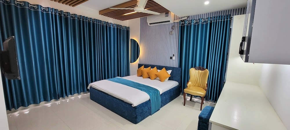 Luxurious 3-bhk Highly Secured & Close to Airport