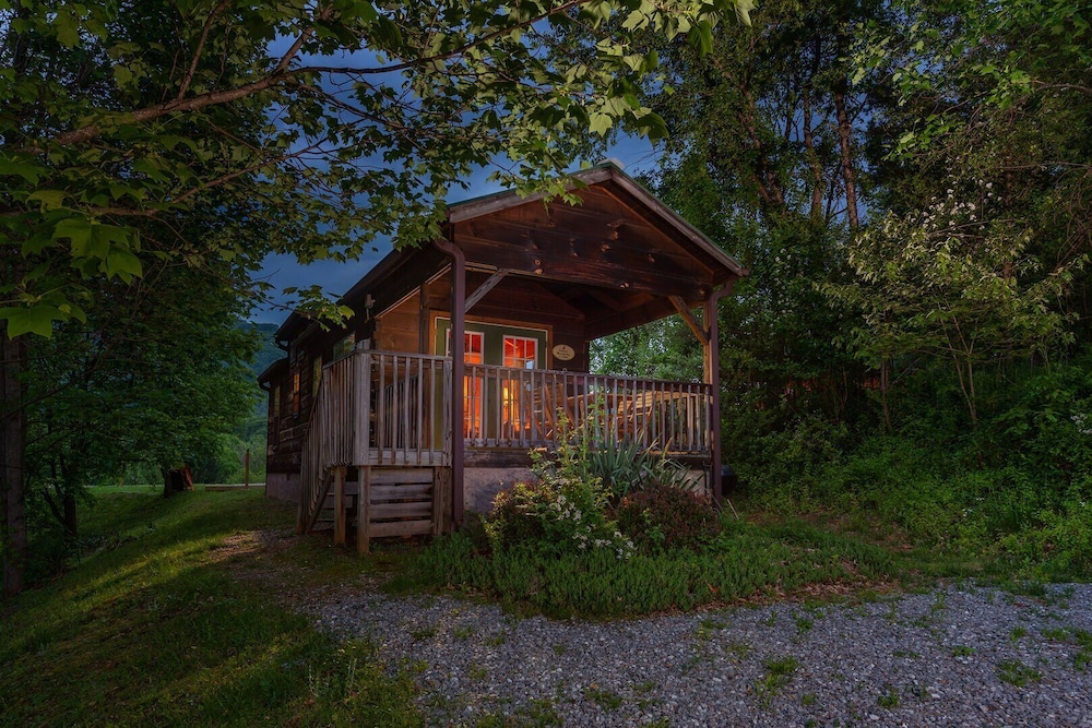 Engadine Inn  Cabins - Property Image 14