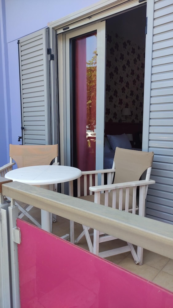 Okeania Seafront Rooms in Kamena Vourla