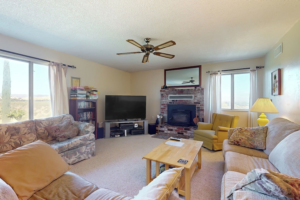 4BR Sierras-view Home w/ Pool & A/C - Dogs OK
