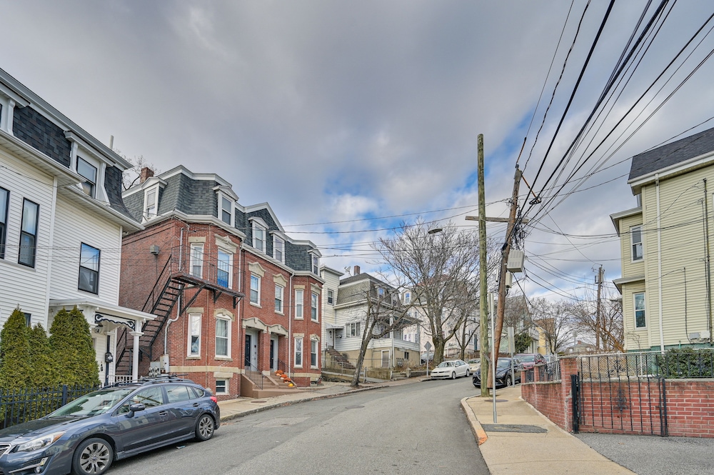 Cozy Somerville Studio: 2 Mi to Boston, Walk to T! view 4