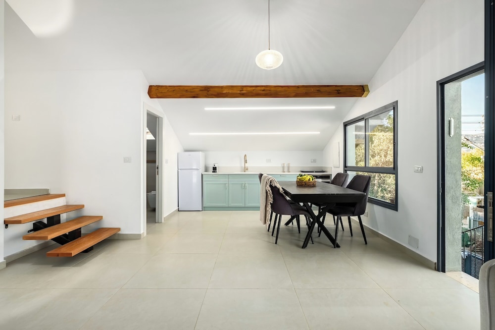 Sunny Hilltop Hideaway by Sea N' Rent