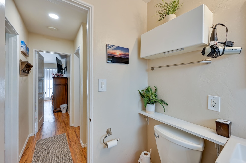Pacific Beach Apartment: Walk to Beach & Pier!