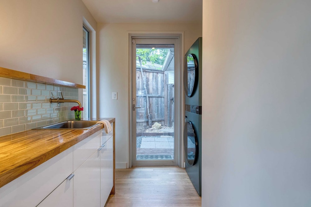 Modern Austin Home w/ Pool, Putting Green & Coffee Nook Townes Retreat by Avantstay