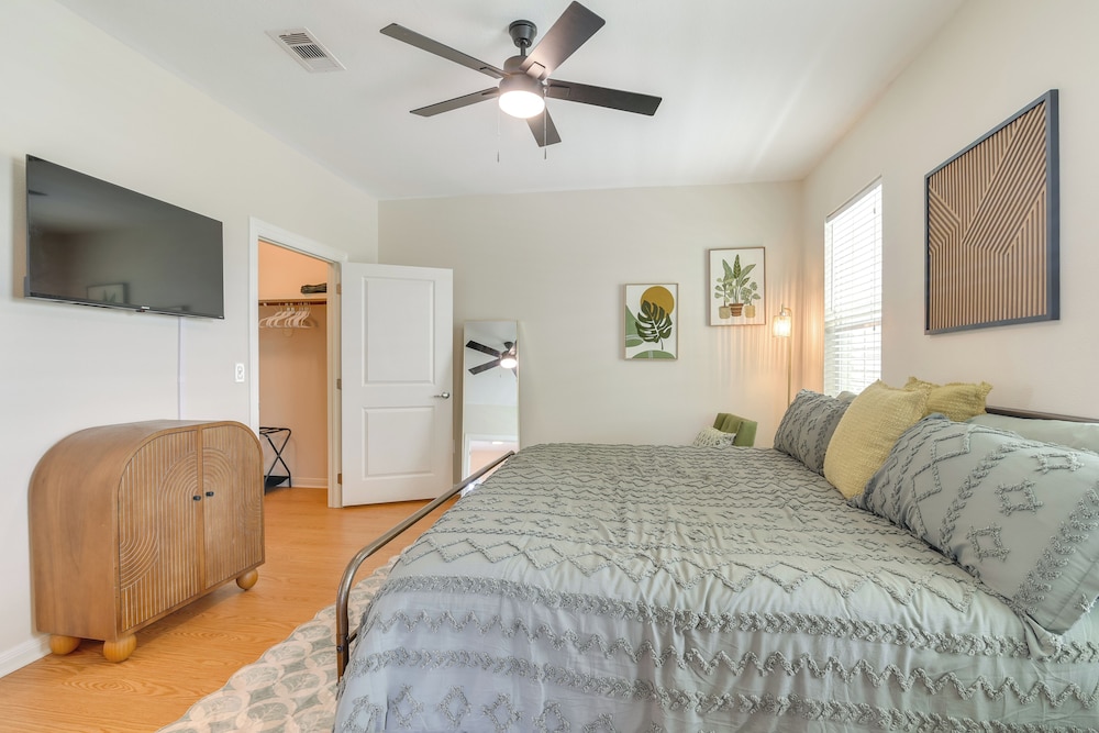 1/2 Mi to Galveston Beach Seawall: Retreat w/ Pool