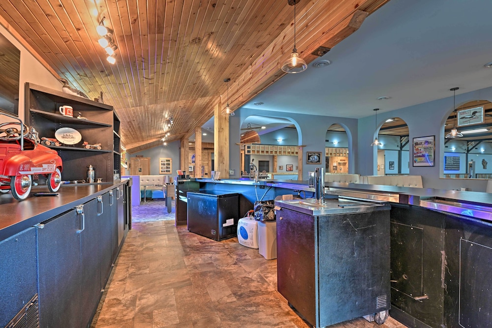 Massive Hatfield 'loon Lodge' w/ Roller Rink