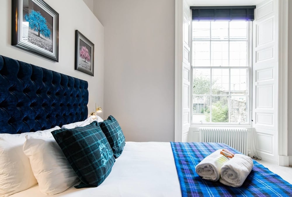 JOIVY York Place Apartment in Georgian City Centre Building view 4