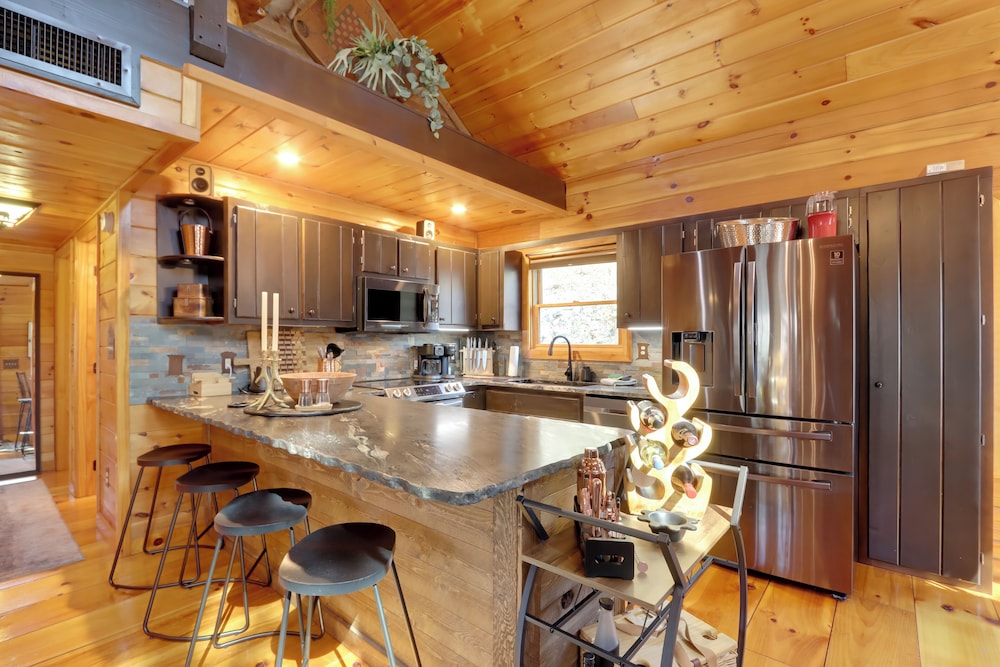 Fire Pit, Hot Tub & Grill: Murphy Family Retreat!