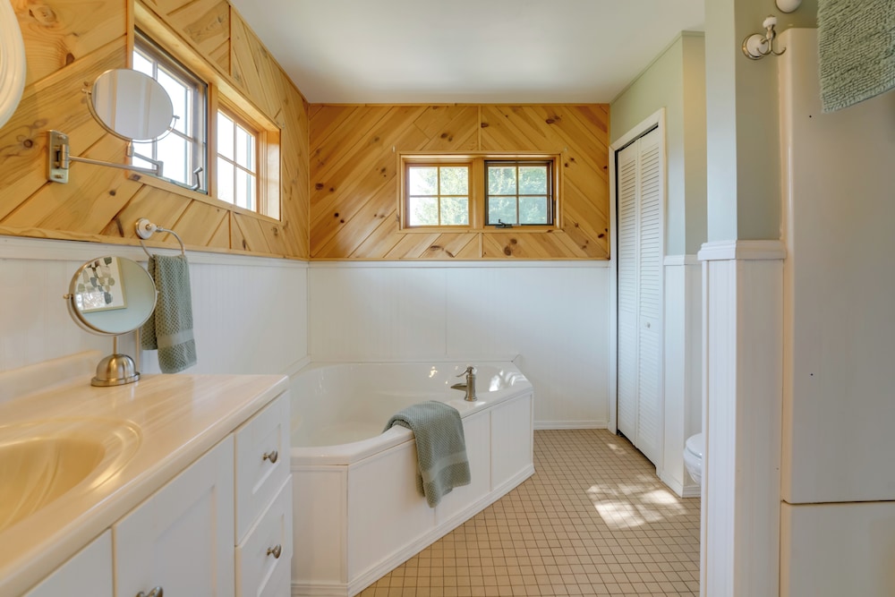 1 Mi to Public Beach: Port Austin Cabin w/ Hot Tub