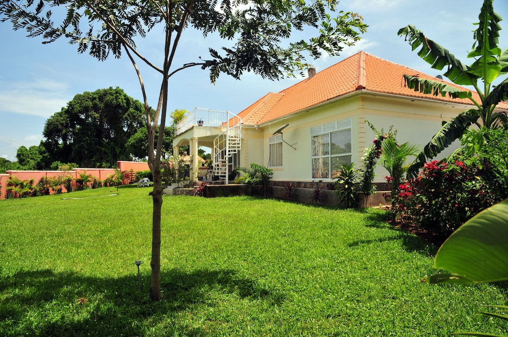 Victoria Lake View Guest House & Safaris view 3