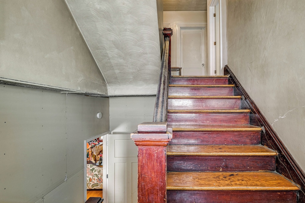 Half-mi to Dtwn: Cozy Roanoke Apt!