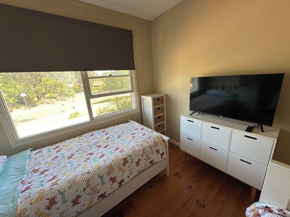 Charming 3 Bedroom Home in Garran, Perfect for Families and Groups