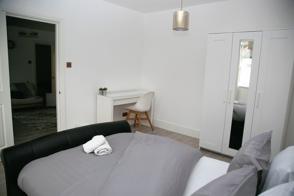 2 Bed Flat - Sleeps 3 - Wifi - Parking