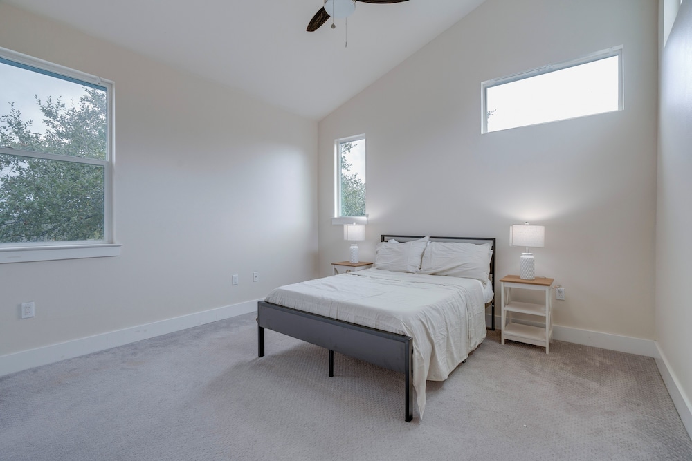 21 Mi to Dtwn: Spacious Home in Austin Suburbs!