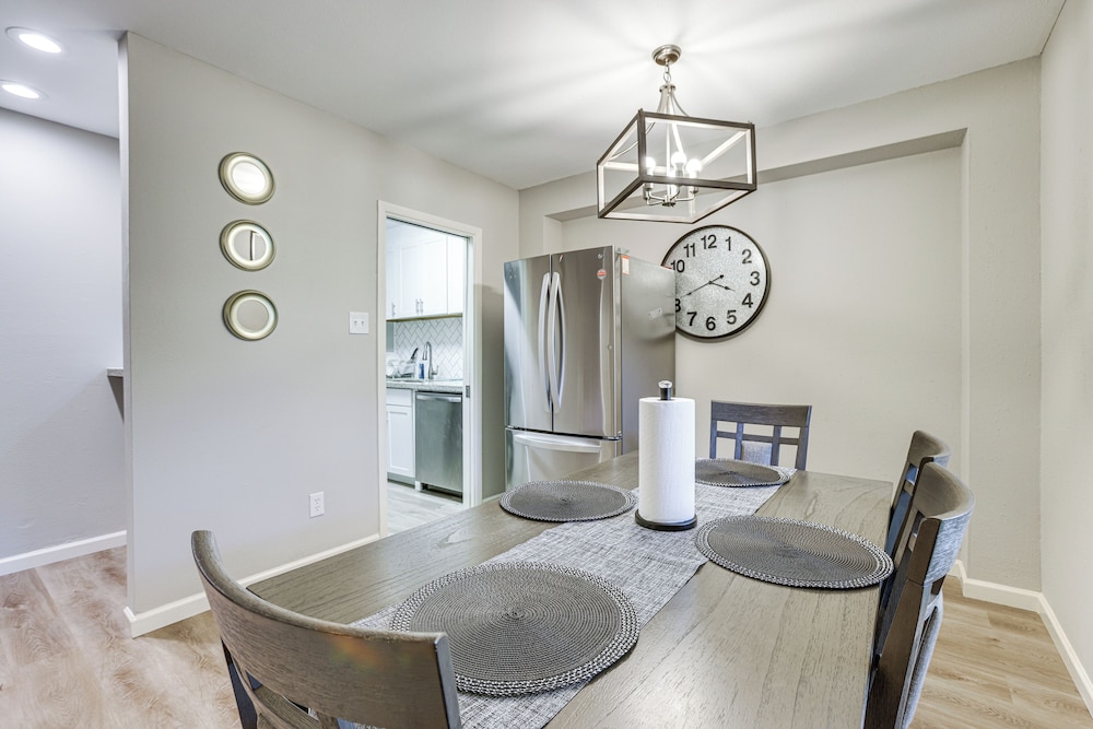 2 Mi to The Galleria: Uptown Houston Retreat!