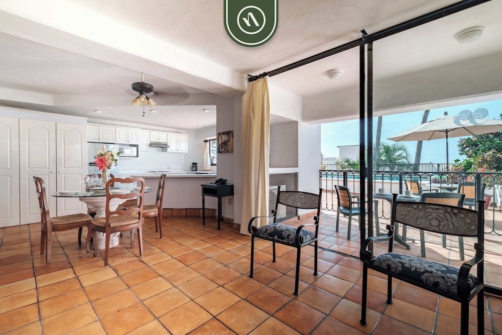 Amazing 2 BR Condo Overlooking the Pool - Romantic Zone