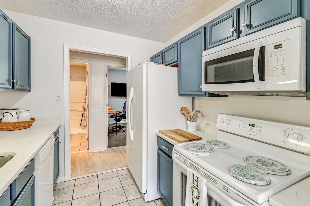 Large Yard, Office Space: Fayetteville Family Home