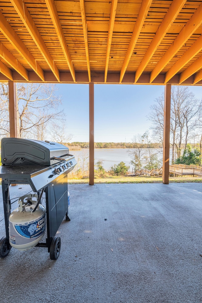 Modern Lakeside Retreat