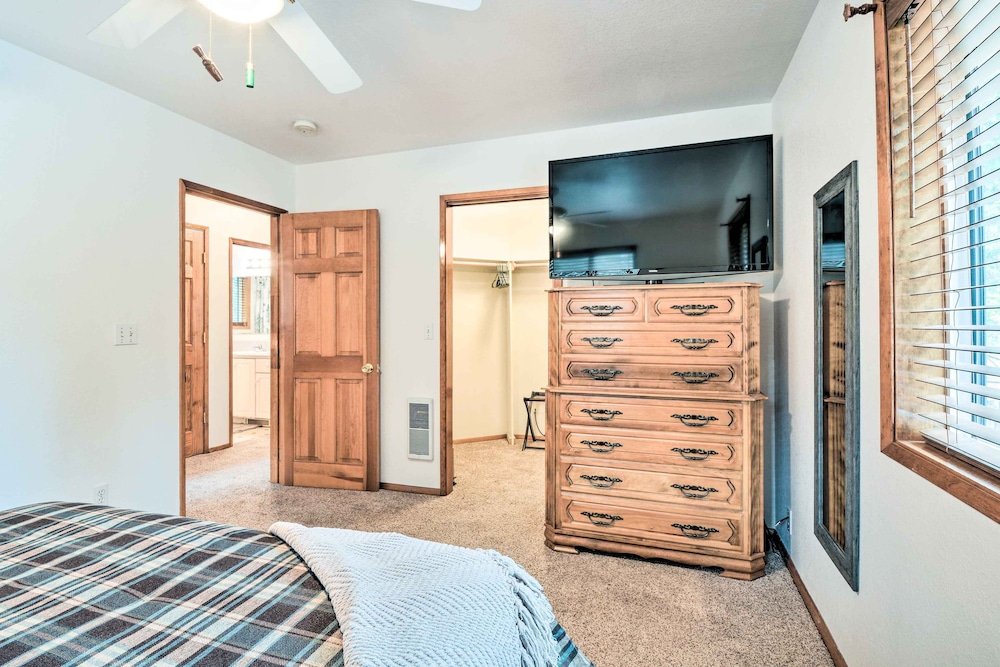 Cabin w/ Hot Tub, By Crater Lake Nat'l Park! view 3