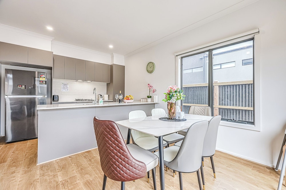 StayAU Fresh Modern 5BR Retreat Netflix in Berwick
