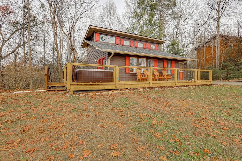 Family-friendly Cabin w/ Hot Tub in Gatlinburg!