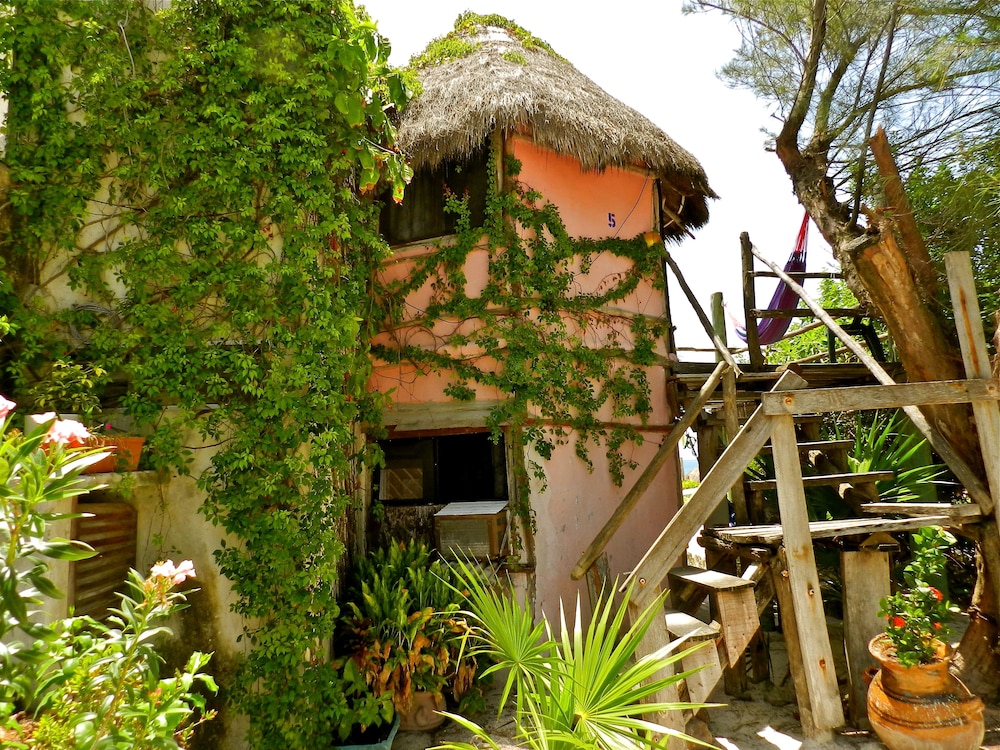 Acamaya Reef Cabanas - Caravan Park