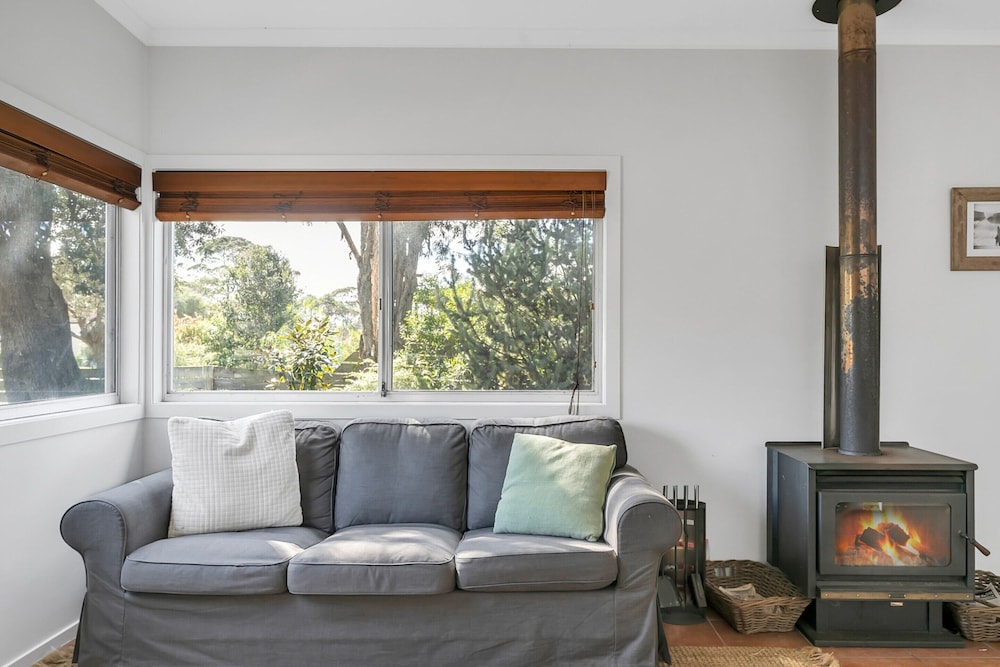 Cosy Getaway With Fireplace and Spacious Backyard