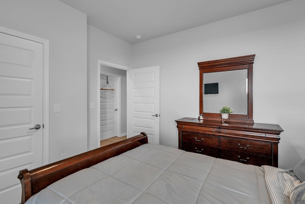 Modern Nest - Huntsville Hideaway 3 Bedroom Home