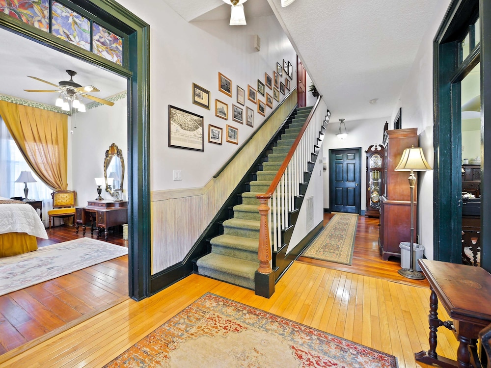 Downtown Historic Victorian Steps to Clay Theatre