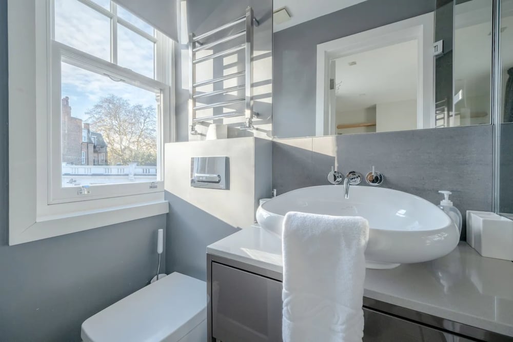 Modern and Luxurious 2 Bedroom Flat - Barons Court