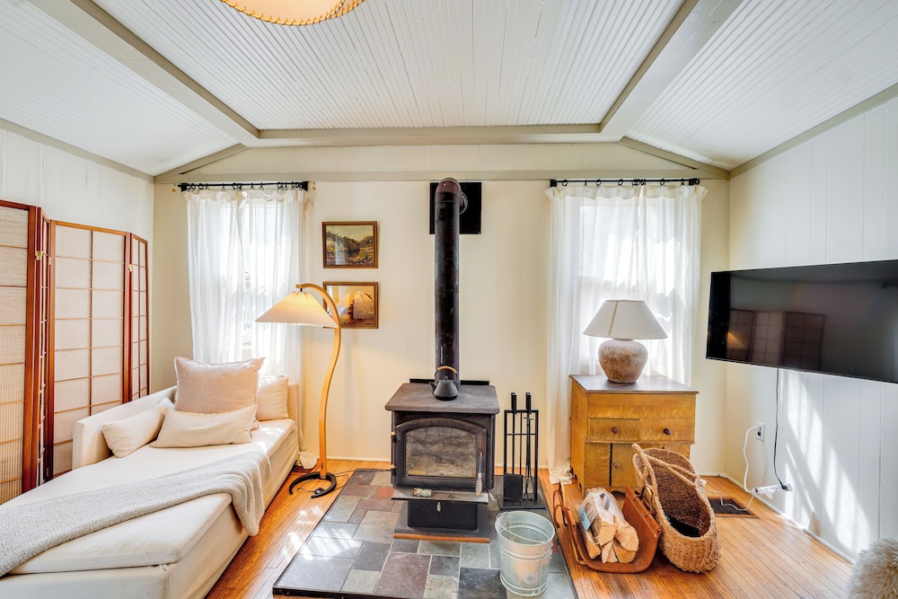 Historic Catskills Farmhouse Cottage by Belleayre