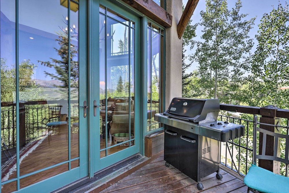 Upscale Ski-in/ski-out Escape w/ Deck + Grill