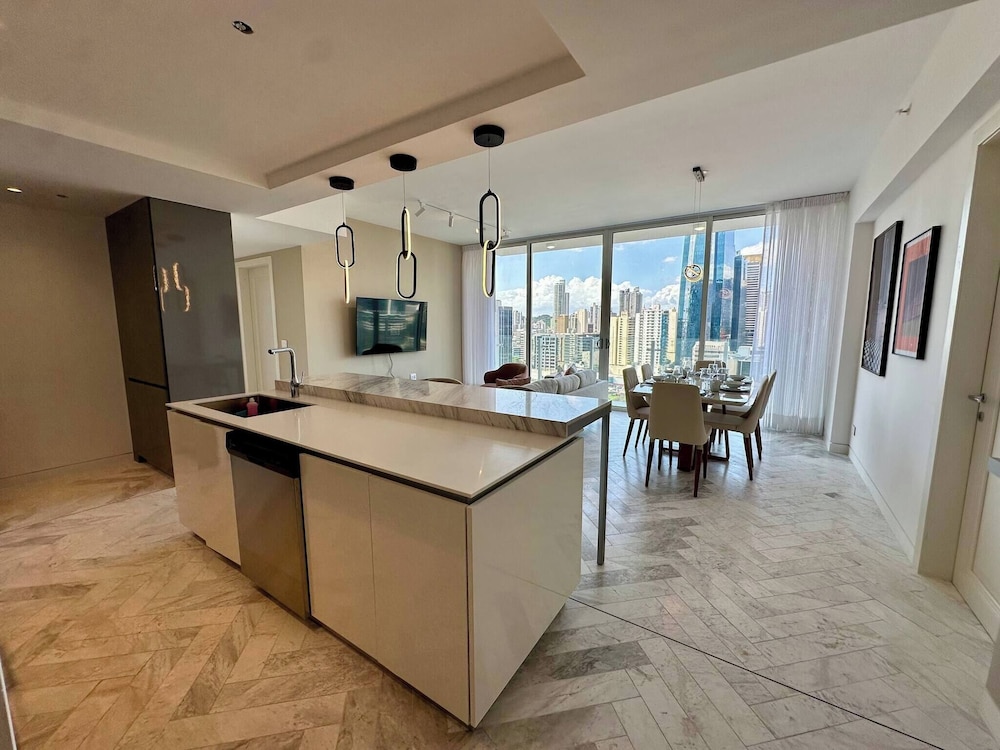 Luxury apt in Panama City 2 Rooms 3 Baths & Office