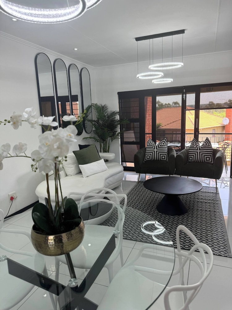 2 Bedroom Apartment Near Monte Casino
