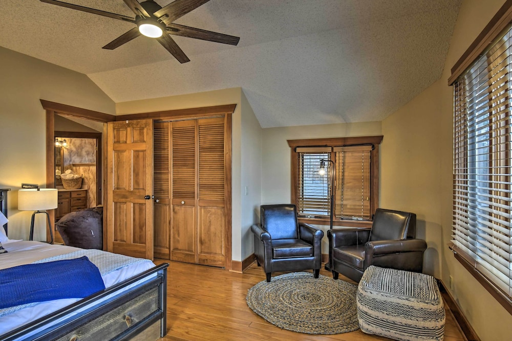 Hot Tub, Grill: Hilltop Log Cabin in Hot Springs! view 2