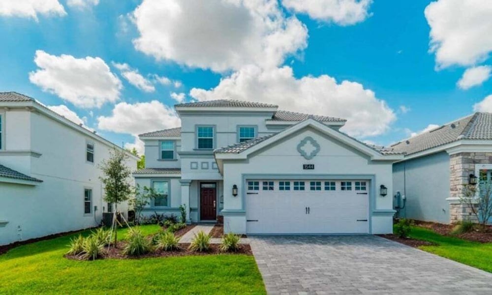 Spacious 5 Bed Pool Home With Game Room 5 Bedroom Home