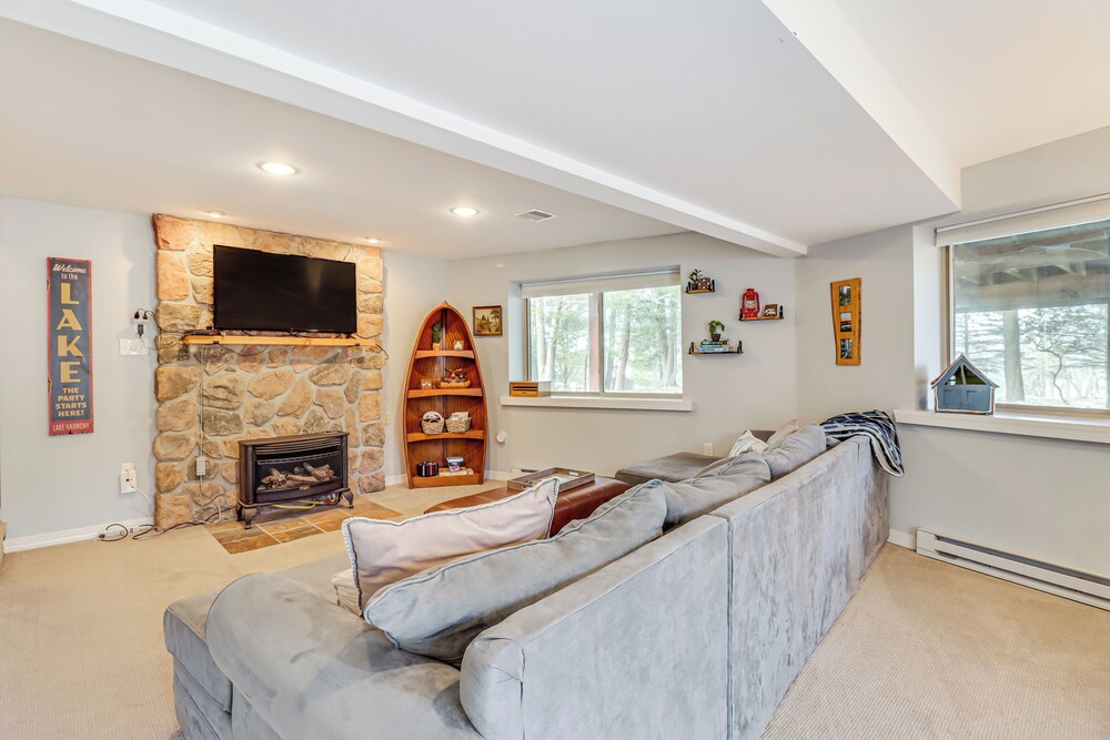 Walk to Lake Harmony: Family Retreat w/ Decks!