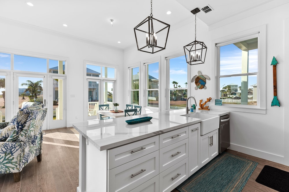 The Scarlett - Private Home At The Shores 3 Bedroom Home