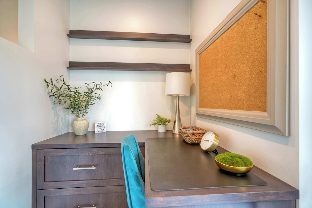 La Costa Comfort - Resort-style Living for 2