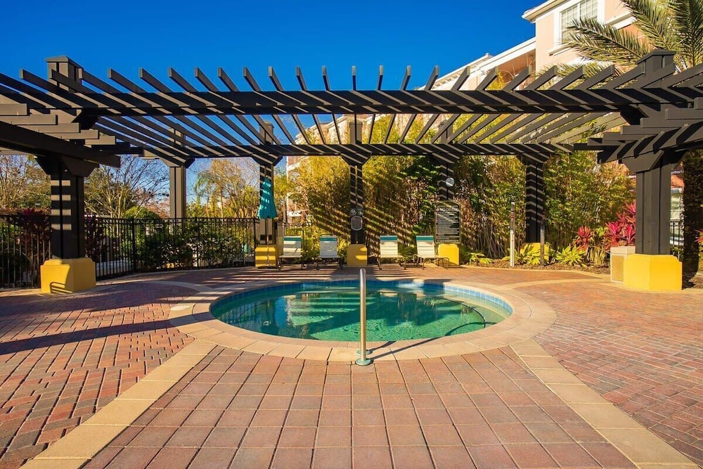 Beautiful Modern Condo in Prime Location