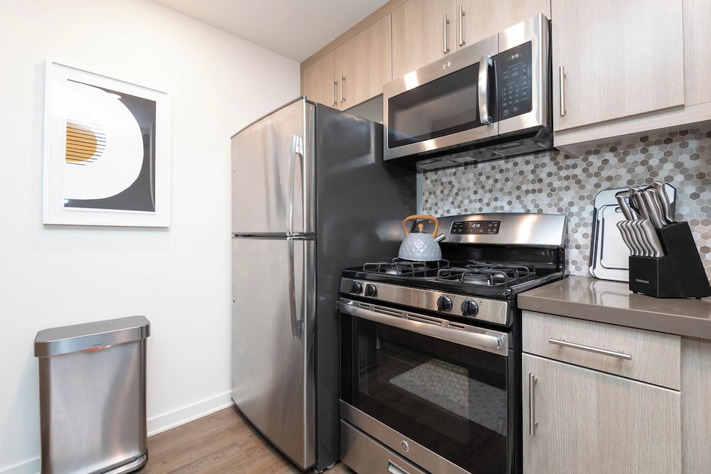 Hollywood Apartment Near Walk of Fame