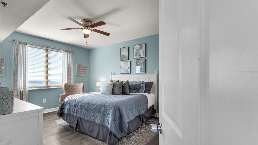 Beachfront Corner Unit w/ Wrap-around Balcony, Close to Attractions!