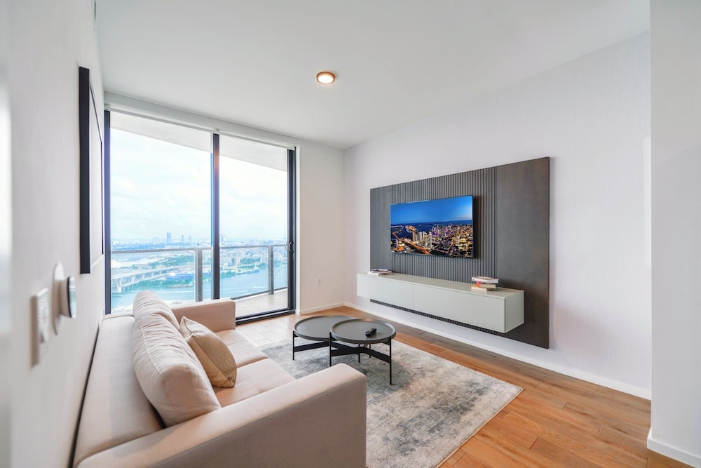 Apartment Offering Direct Bay Views