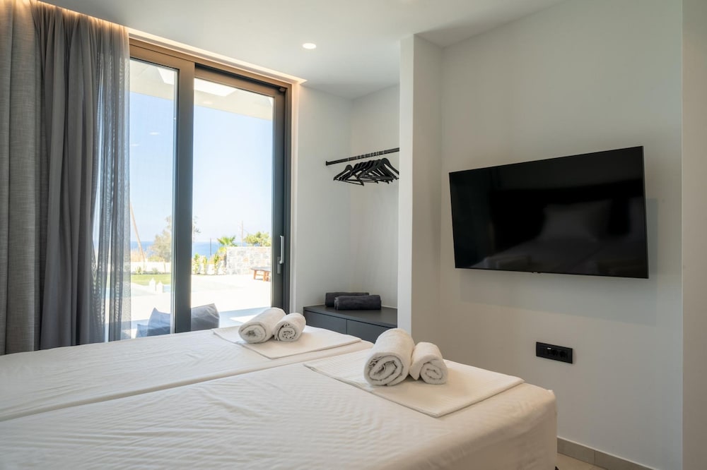 Aethra Grand- Luxury 5-bed Villa 850m From Beach