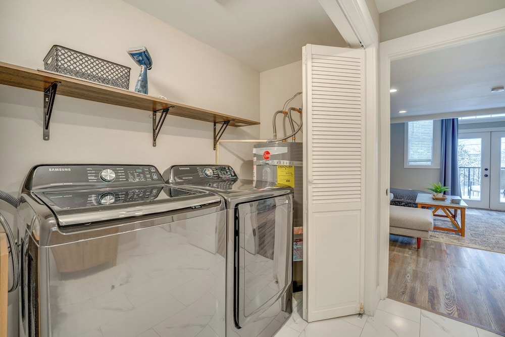 2 Blocks to Downton Chelan: Home w/ Hot Tub!