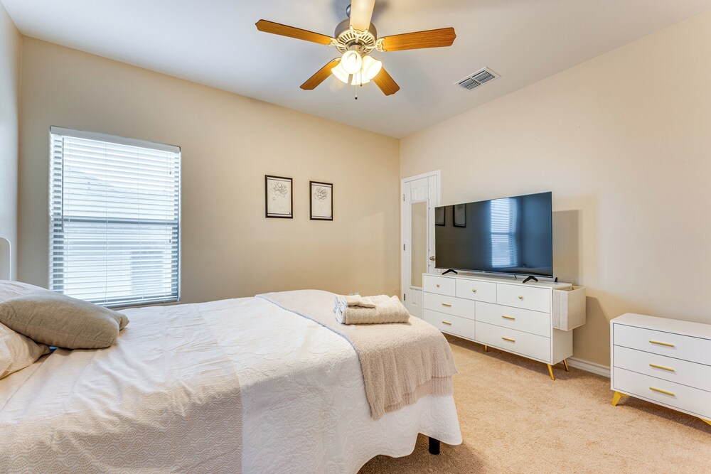 7 Mi to Lake Casa Blanca: Laredo Family Home!