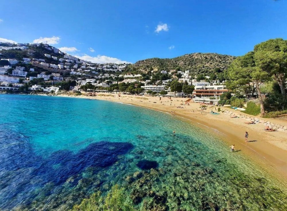 Apartment in Rosas Near Playa de Canyelles