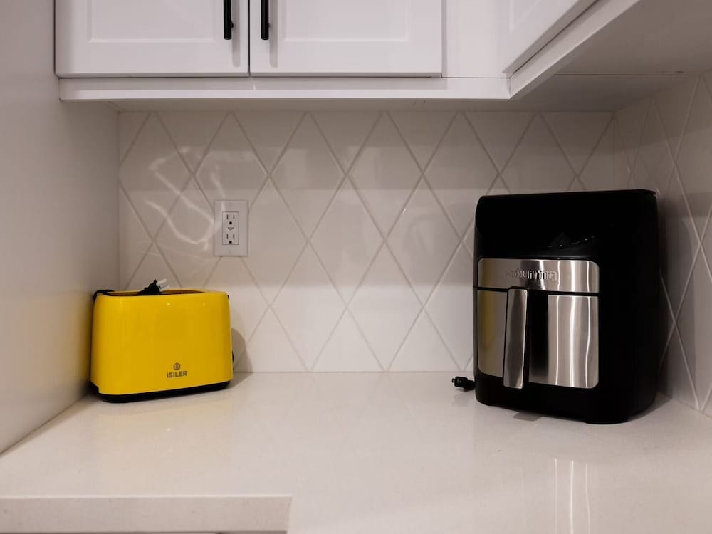 Near ONT Modern Designer Stay Bright Chic Spacious